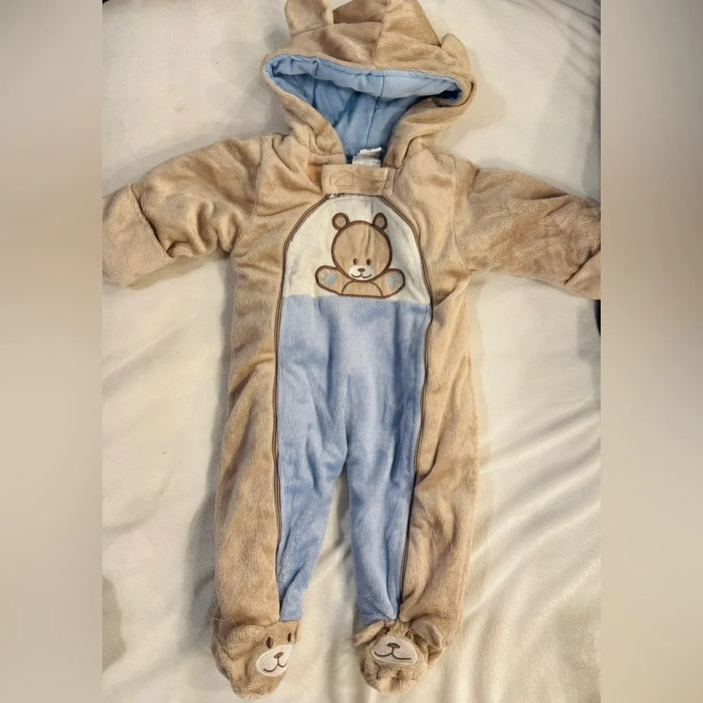 The Club House Adorable Bear Baby Winter SnowSuit Onesie. Size 0-3 Months